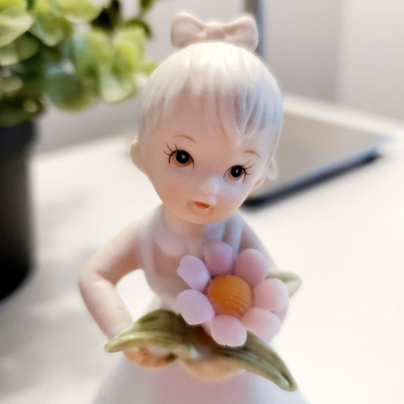 🌺 3/25 Christopher Collection figurine, October, girl with flowers - Picture 5 of 5